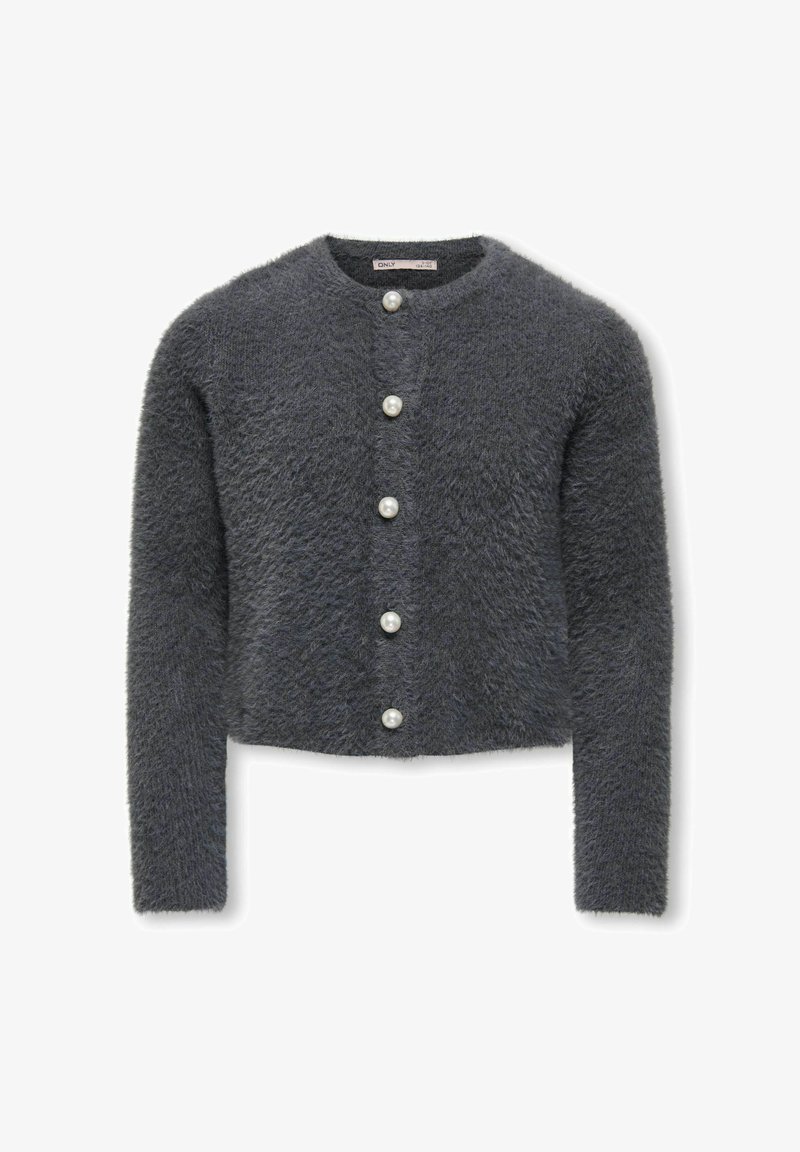 Siva skrajšani cardigan iz puhastega materiala, ki ima okroglo ovratnico in pet velikih bisernih gumbov spredaj. Vključene so dolge rokave.