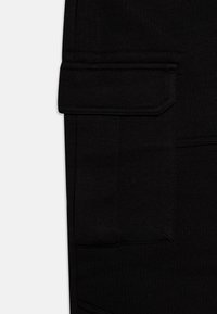 Lyle & Scott CUFFED CARGO POCKET - Spodnji deli trenirk - jet black