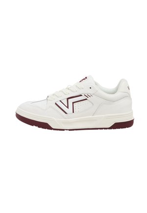 Sneaker bianco con accenti e logo color bordeaux, dotata di una tomaia in pelle liscia, sovrapposizioni testurizzate e suola in gomma progettata per il supporto.