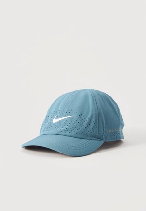 Светлосиня шапка Nike с извита козирка, перфорирани панели, бяло лого Swoosh и надпис Dri-FIT на изчистен фон.