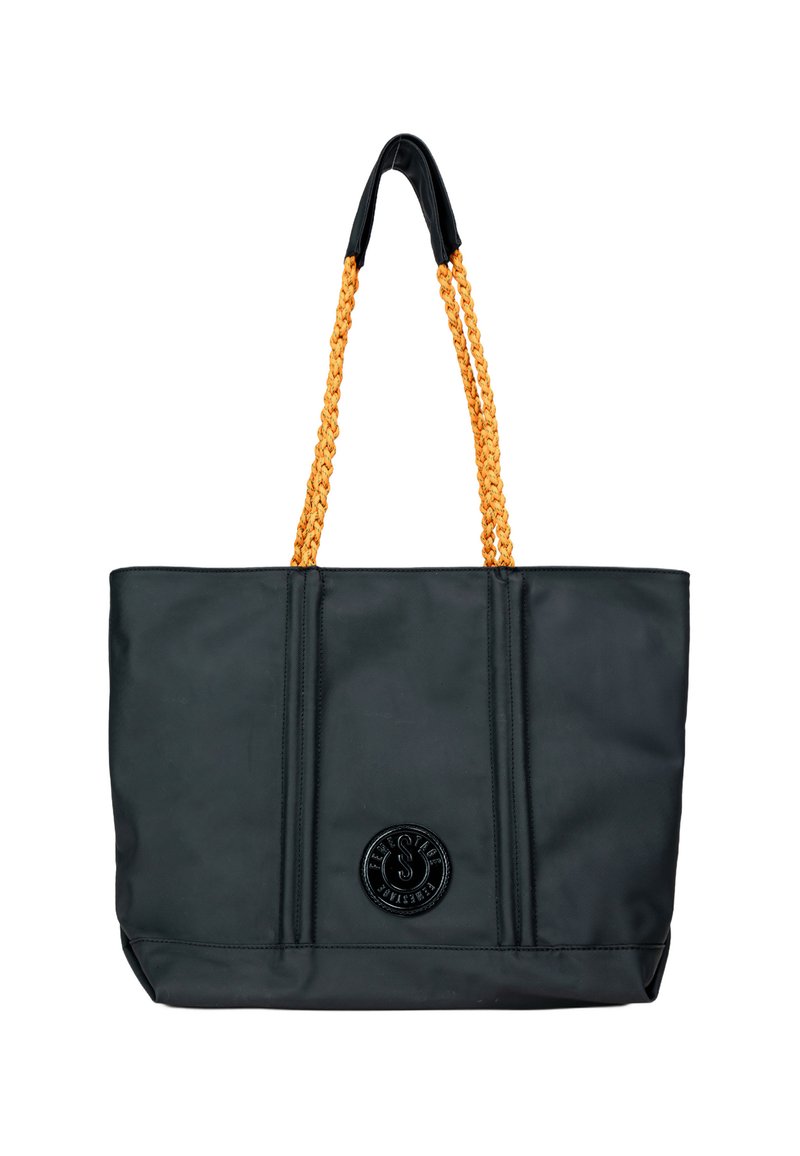 Czarna torba tote wykonana z materiału syntetycznego, z plecionymi pomarańczowymi uchwytami, teksturowanym wykończeniem oraz skórzanym logo z przodu.