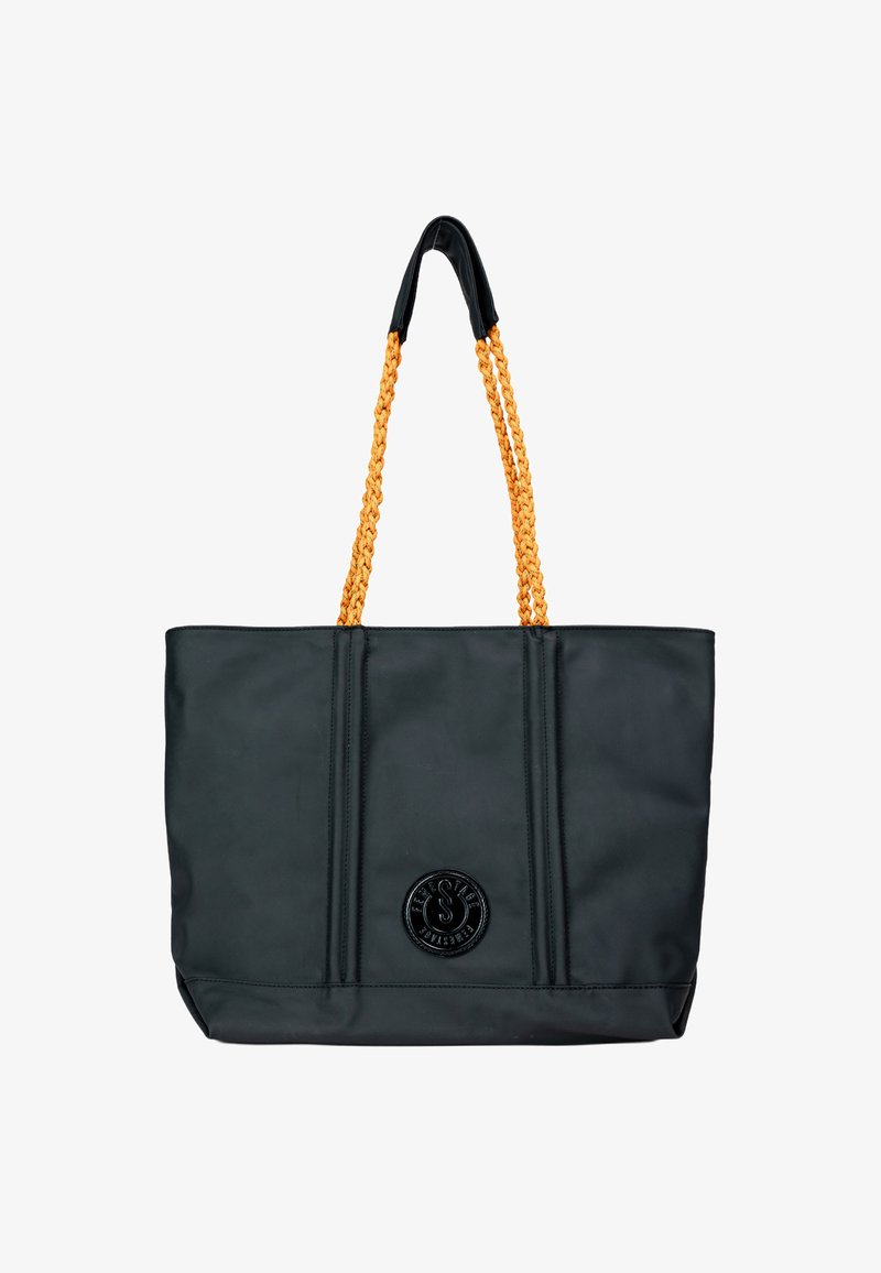 Czarna torba tote wykonana z materiału syntetycznego, z plecionymi pomarańczowymi uchwytami, teksturowanym wykończeniem oraz skórzanym logo z przodu.