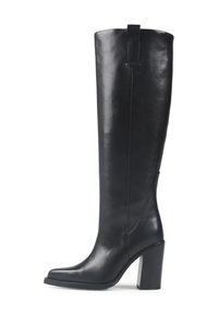 Bota de cuero negra hasta la rodilla con punta cuadrada, diseño estructurado, tacón bloque y lengüeta trasera. Textura suave con acentos mínimos.
