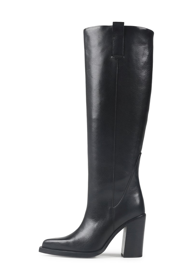 Bota de cuero negra hasta la rodilla con punta cuadrada, diseño estructurado, tacón bloque y lengüeta trasera. Textura suave con acentos mínimos.