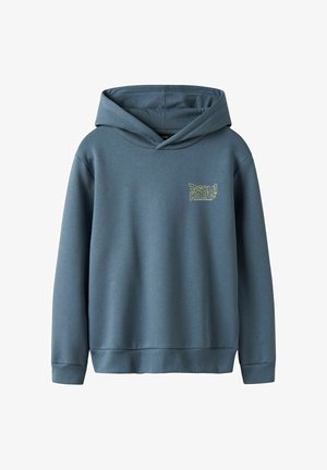 Felpa blu realizzata in morbido tessuto, con cappuccio regolabile tramite cordino, polsini e orlo a costine, e un piccolo logo sul petto in verde chiaro.