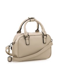 Borsa a mano sintetica beige con doppi manici corti, tracolla regolabile e dettagli in metallo nero. Forma rettangolare compatta.