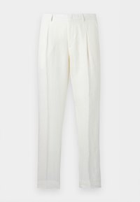 Pantalon blanc taille haute à jambes droites avec plis et passants de ceinture sur un fond uni.