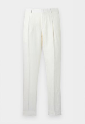 Pantalones blancos de talle alto y pierna recta con pliegues y presillas para cinturón sobre un fondo liso.
