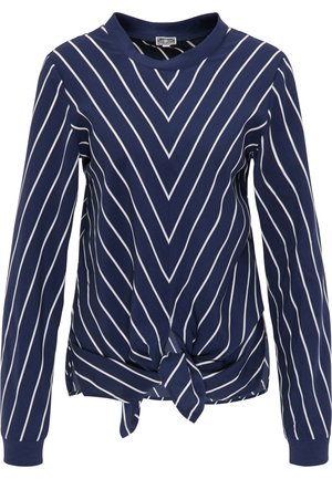 Marineblaues Langarmoberteil mit weißen diagonalen Streifen; verfügt über einen geknoteten Vorderteil und einen Rundhalsausschnitt, hergestellt aus einem glatten Baumwollmischgewebe.