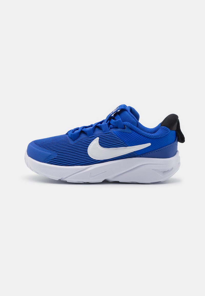Blauer Sportschuh mit strukturiertem Obermaterial, weißem Nike-Swoosh, Schnürsenkeln und schwarzem Fersenakzent. Entwickelt für Komfort und Unterstützung.