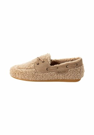 Blød beige slip-on mokasin med tekstureret fleece yderside, ruskind øjelet panel og gummisål, designet til afslappet brug indendørs eller udendørs.
