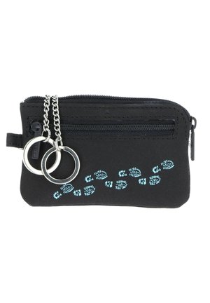 Pochette à monnaie noire zippée avec petite poche avant zippée, deux anneaux métalliques pour clés attachés par des chaînes et empreintes de pieds bleues imprimées sur le devant.