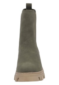 Botte cheville vert olive avec une texture lisse, bout rond et une semelle en caoutchouc beige durable. Équipée d'une languette à l'arrière pour un ajustement facile.