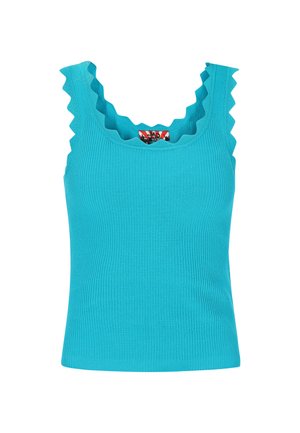 Un top cu volane, fără mâneci, de un turcoaz strălucitor, cu margini ondulate la gât și umeri, având o etichetă în interior.