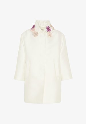 Biały fartuch z rękawami do łokcia i wysokim kołnierzem ozdobionym fioletowymi i różowymi haftowanymi kwiatami.