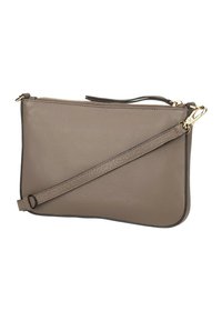 Leder-Clutch in Taupe mit strukturierter Oberfläche. Verfügt über einen oberen Reißverschluss, einen abnehmbaren Schulterriemen und goldfarbene Hardware-Akzente.