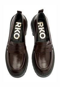 Brązowe skórzane buty wsuwane z zaokrąglonym noskiem, paskiem na w instepie i masywną czarną podeszwą. Wewnątrz widoczne logo RKO.