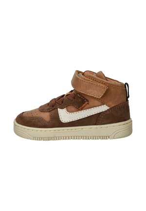 Bruine hoge kindersneaker met klittenbandsluiting, veters aan de voorkant, witte zijstreep en een beige geribbelde zool.