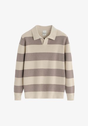 Pull polo à manches longues avec larges rayures horizontales beiges et taupe, texture en maille côtelée, et col ouvert.