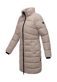 Lichtbeige lange pufferjas met horizontale stiksels, hoge kraag, zwarte rits, zijzakken en zwarte manchetten aan de binnenzijde van de mouwen.