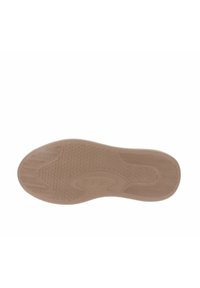 Suela de zapato de goma marrón con patrones hexagonales texturizados y de ondas para tracción, exhibida sobre un fondo blanco.