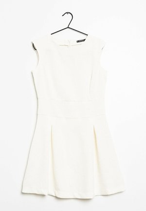 Vestido blanco de manga corta con tejido texturizado, corpiño ajustado y falda acampanada. Cuenta con un cierre en la parte posterior y sutiles pliegues en la cintura.