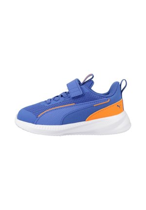 Zapatilla deportiva azul y naranja con parte superior de malla, cierre de velcro, tira para tirar y suela acolchada blanca, vista lateral.
