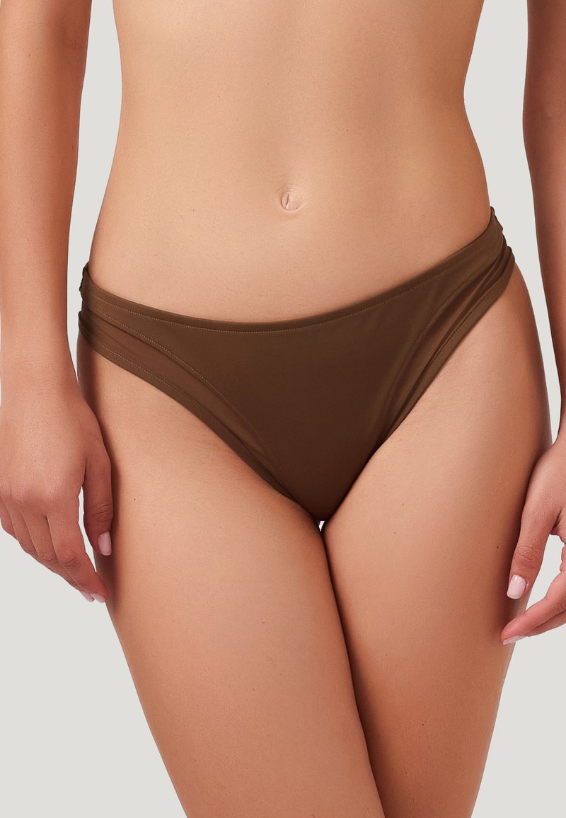 Bas de bikini marron avec une texture lisse, présentant un design échancré et des fronces sur les côtés pour plus de détails. Fabriqué en matériau de maillot de bain extensible.