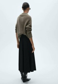 Mango Plisirano krilo - black