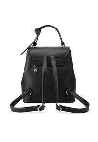 Zaino in pelle nera con spallacci regolabili, tasca frontale con zip e dettagli borchiati sulla maniglia. Texture liscia e forma strutturata.