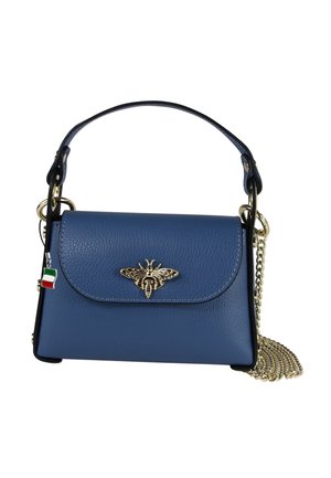 Sac en cuir bleu avec un emblème de abeille doré, une bandoulière en chaîne et un petit accent du drapeau italien. Texture lisse, forme rectangulaire.