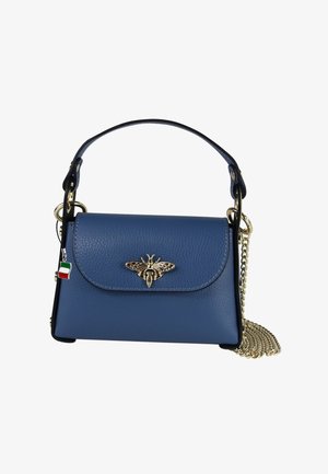 Blauwe leren handtas met een gouden bij-embleem, kettingband en een klein Italiaans vlagaccent. Glad oppervlak, rechthoekige vorm.