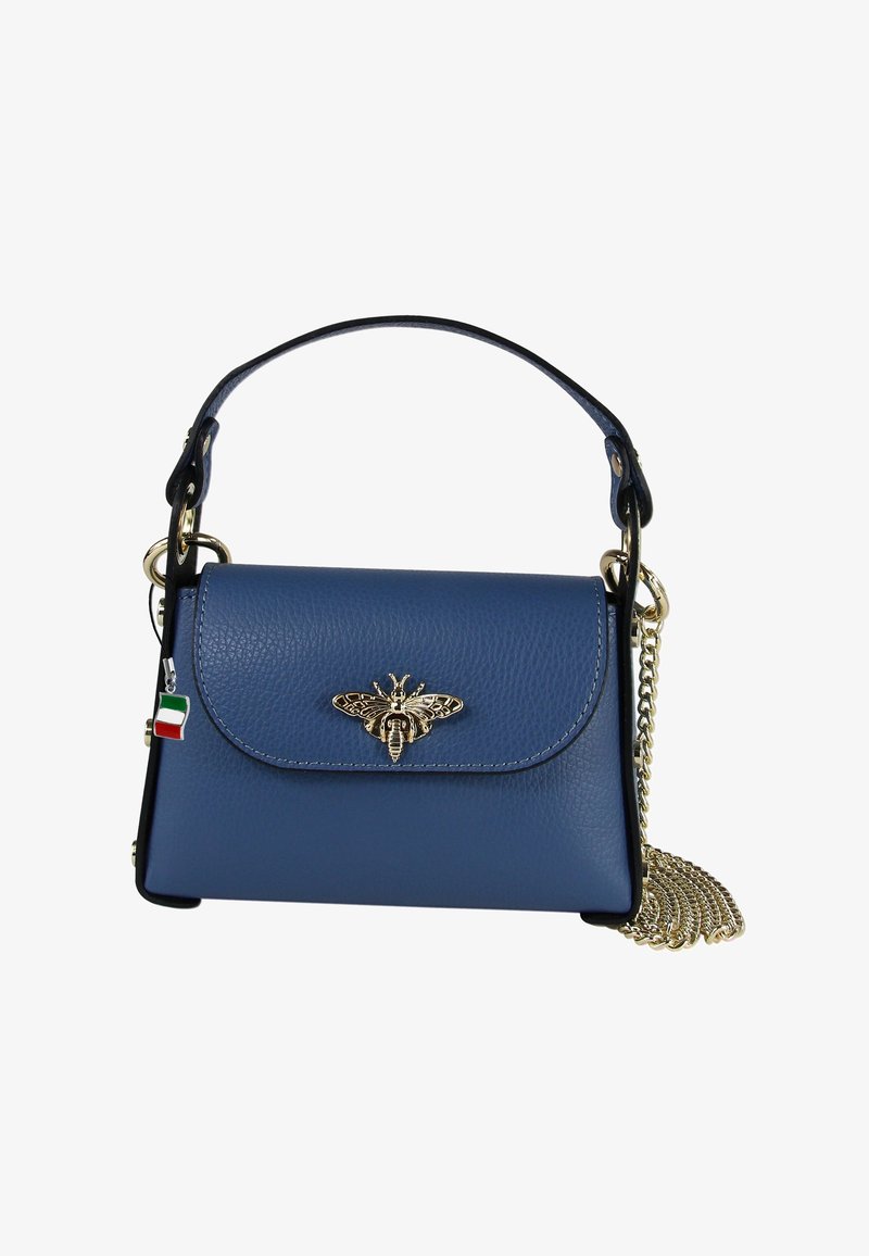 Sac en cuir bleu avec un emblème de abeille doré, une bandoulière en chaîne et un petit accent du drapeau italien. Texture lisse, forme rectangulaire.