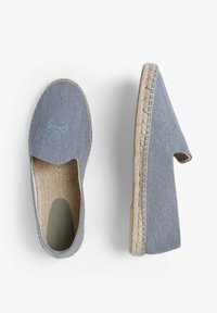 Grå herringbone espadriller med lukket tå og elastiske sider. Har jute rebdetaljer langs sålen og en lyseblå broderet accent.