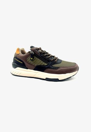 Zapatillas de hombre con una puntera de cuero marrón, cuerpo de malla verde oscura y acentos negros. Las superficies texturizadas y los cordones marrones ofrecen un contraste.