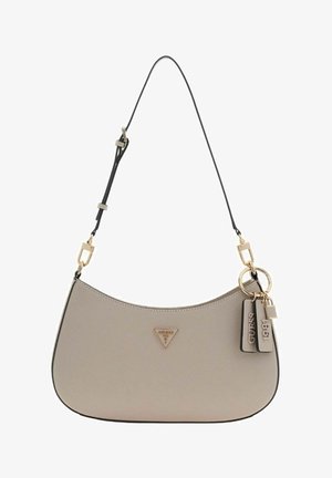 Sac à main synthétique beige à la forme incurvée, ferrures dorées, bandoulière amovible et étiquettes de marque, avec une surface texturée.