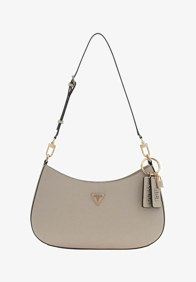 Sac à main synthétique beige à la forme incurvée, ferrures dorées, bandoulière amovible et étiquettes de marque, avec une surface texturée.