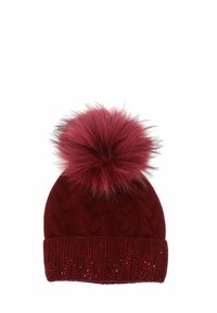 Cuffia in maglia color marrone rossastro con un motivo a treccia testurizzato, caratterizzata da un pompon soffice sulla sommità e una fascia a coste con perline alla base.