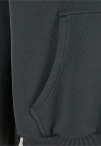 Mørkegrå hoodie med en brystlomme, ribbet kant og glat tekstur. Stoffet er en blanding af bomuld, velegnet til afslappet brug.