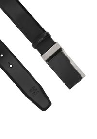 Cinturón de cuero negro con una hebilla rectangular plateada elegante y un acento negro mate. Incluye un logo en relieve en la correa.