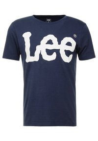 Tmavě modré bavlněné tričko s velkým bílým logem "Lee". Krátké rukávy a klasický kulatý výstřih. Měkká, hladká textura.