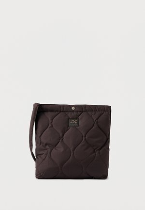 Borsa marrone trapuntata con una texture liscia, dotata di chiusura a bottone e una tracolla corta. Accentuata con un'etichetta nera del marchio.