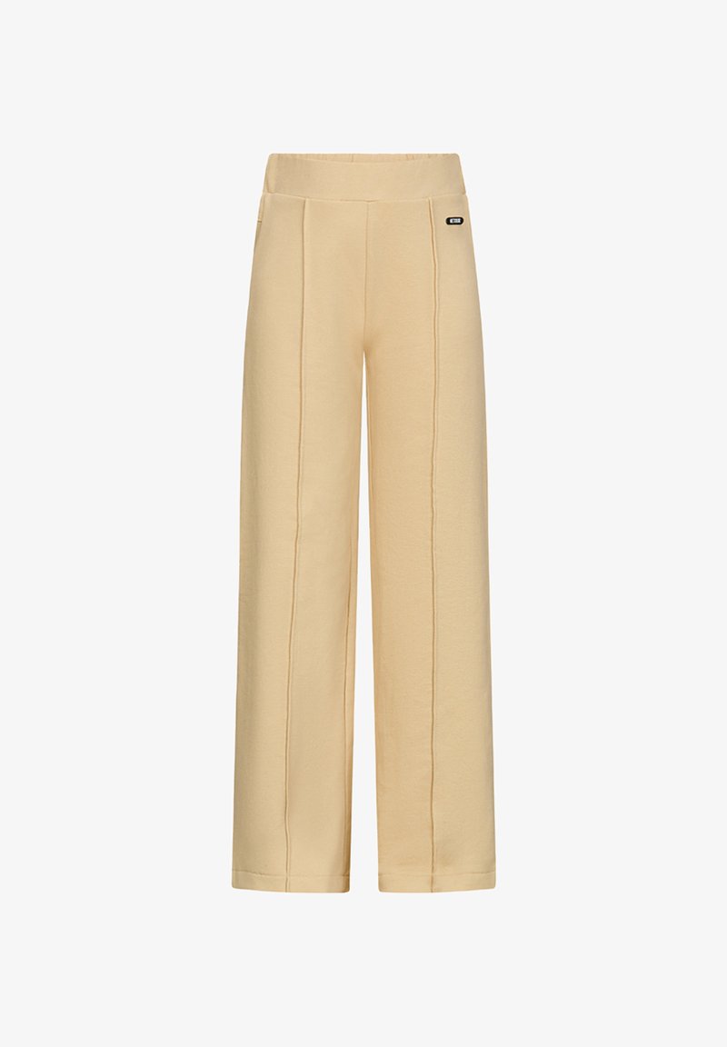 Beżowe spodnie z szerokimi nogawkami o gładkiej teksturze, z pionowymi szwami i elastycznym pasem. Zawierają mały akcent logo po boku.