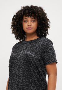ONLY Carmakoma CARMIKO LIFE WASHED TEE - Triko s potiskem - phantom