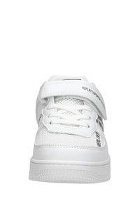 Witte sneaker met bovenwerk van mesh en synthetisch leer, voorzien van een klittenbandsluiting, veterafsluiting en een getextureerde rubberen zool. Zwarte merkdetails.