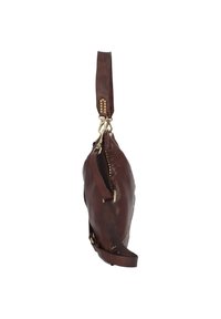 Sac en cuir brun avec une texture lisse, doté d'une longue sangle et de ferrures en laiton. Détails de surpiqûres remarquables le long des bords.