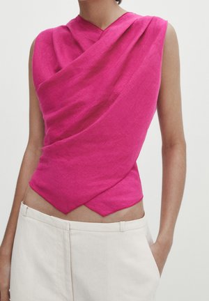 Fuksjowy top bez rękawów z drapowanym wzorem, z krzyżowym przodem i asymetrycznym dołem, wykonany z lekkiego materiału.