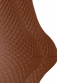 Braune Stricksocken mit einem strukturierten Rautenmuster, ausgestattet mit einer glatten Zehennaht und einem gerippten Bündchen für eine enge Passform.