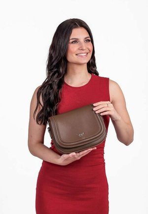 Hnědá kožená crossbody taška s křivým klopou, minimalistický design a stříbrné kování. Texturovaný povrch s jemným leskem.