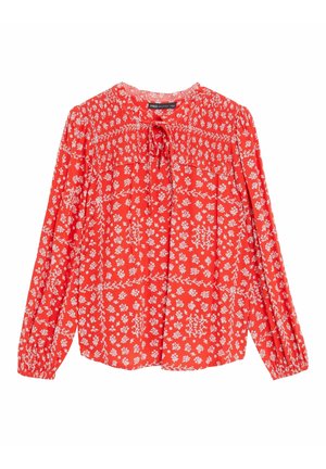 Rød bluse med lange ærmer med lille hvidt blomsterprint, smocket skulderstykke, rund halsudskæring og bindedetalje foran.